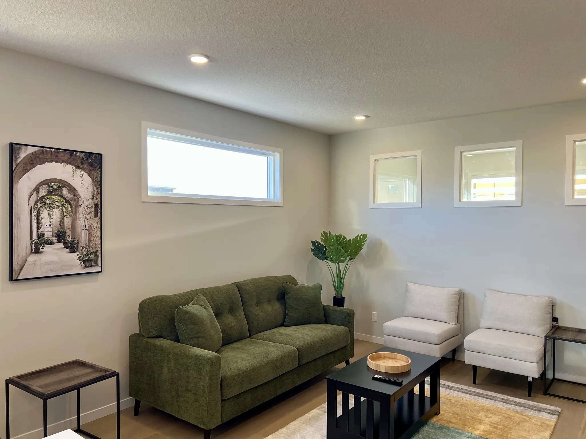 Luxury A/C 3BR + Bonus Room & Office | walkable to YMCA — Calgary, Alberta